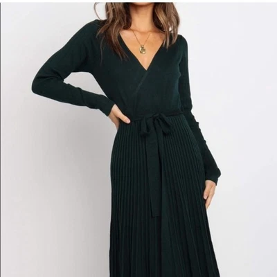 Elegante vestido suéter verde con cuello en V Foto 1 de 4