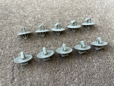 SUZUKI EXTERIOR SIDE MOULDING & DOOR PLASTIC TRIM PANEL CLIPS - Image 1 of 4