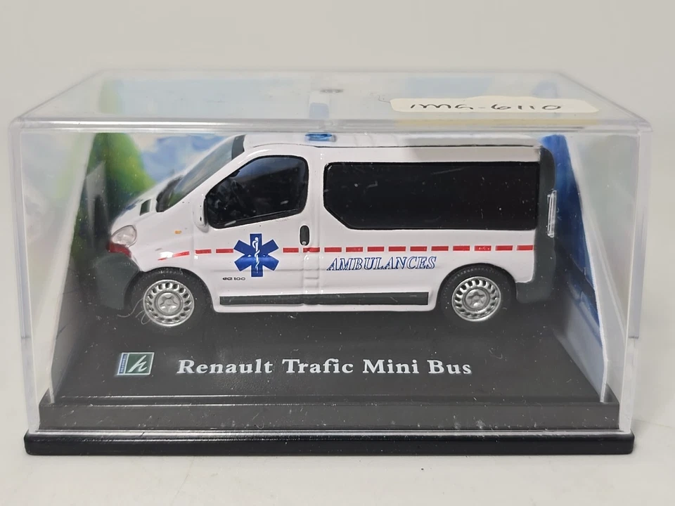 CARARAMA 1/72 RENAULT TRAFFIC MINI BUS AMBULANCE OO MODEL RAIL SCALE POLICE CAR - Image 1 of 2