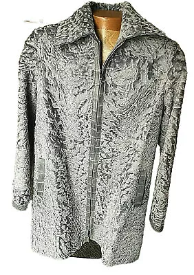 DENNIS BASSO Russian Broadtail con Abrigo de Piel Gris Cocodrilo - S/M - RET. $45K  Foto 1 de 4