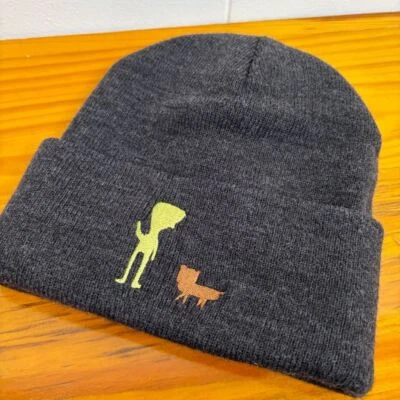 Alien with Dog刺绣炭灰色针织无檐帽 — 第 1/4 张图片