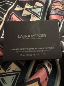 Laura Mercier Translucent Loose Setting Powder control shine for up to 24 hours - Picture 1 of 5
