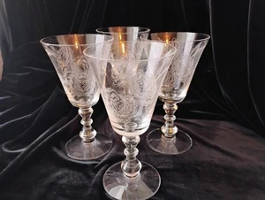 Viktorianische Rose geätzte gerippte Stielgläser, Set 4,7" hoch, 4" Durchmesser - Bild 1 von 13