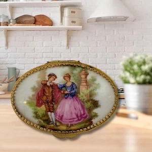 Vintage 1950's Rococo Lovers Fragonard Porcelain Metal Medicine Box - Foto 1 di 2