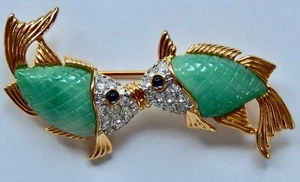 VINTAGE KENNETH JAY LANE Gold Tone Rhinestone Kissing Green Fish Pin Brooch - Picture 1 of 4