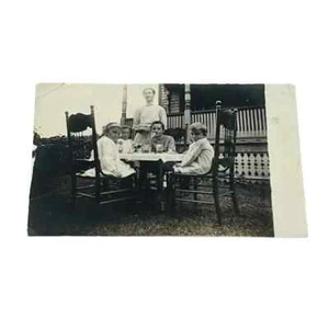 Postal RPPC Niños en Niños Mesa Servida Comida Por Sirviente c1913 JA - Imagen 1 de 3