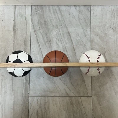 Estante de madera para colgar en la pared de fútbol, baloncesto, béisbol para habitación de niños de colección Foto 1 de 4