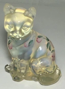 Vintage Fenton Kunst Glas Katze - opalisierend mit handbemalten Blumen Figur - Bild 1 von 5