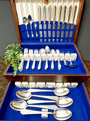 Servicio de cubiertos William & Mary de plata esterlina Lunt para 8 66 piezas 2.085 gr. Foto 1 de 4