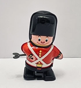 Juguete de hojalata Yone de los años 60 - Guardia caminante cuerda - Hecho en Japón de colección - Imagen 1 de 7