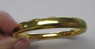 Modern 7 inch Bangle Bracelet 14k Gold with New Magnetic Clasp  NO RESERVE - Image 1 of 4