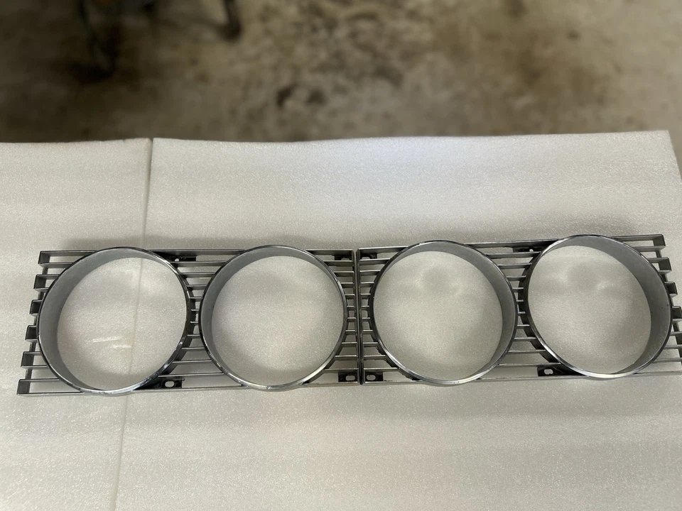 Комплект оригинальных удлинителей для ободка/решетки фары 1968 Lincoln Continental правая и левая - Изображение 1 из 4