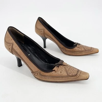 Zapatos de salón vintage Prada de cuero marrón con borde de lazo brogue punta tacón medio 36,5 Foto 1 de 4