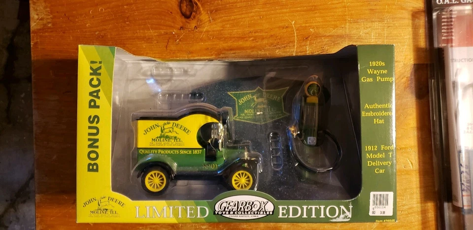 NEW JOHN DEERE 1:24 LTD EDT 1912 FORD MODEL T DELIVERY CAR WAYNE GAS PUMP  - Image 1 of 1