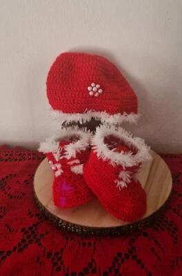 Stivaletti, berretto, rosso,uncinetto, neonata 0-3 mesi, regalo, Natale, festa  - Immagine 1 di 4