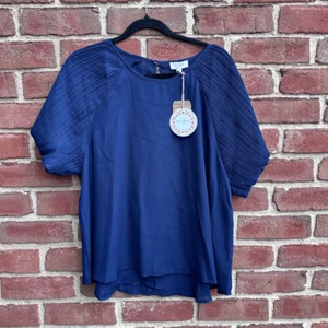 NWT Umgee Women's Pleated Balloon Sleeve Keyhole Back Blouse Top Navy Large - Picture 1 of 10