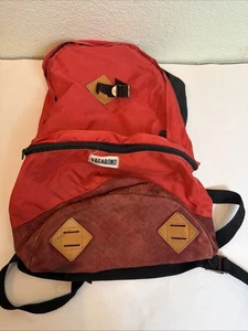 Mochila de Senderismo Vagabundo Vintage Nylon Gamuza Parte Inferior Roja 16x11x5 Necesita Reparación - Imagen 1 de 14