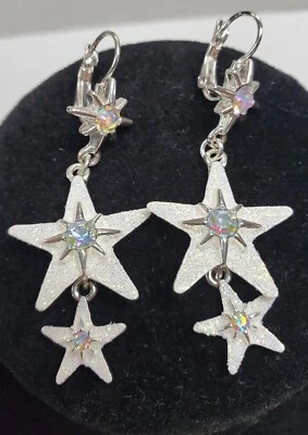 ¡Nuevo! Pendientes Kirks Folly Starlight con cierre de palanca en tono plateado  Foto 1 de 2