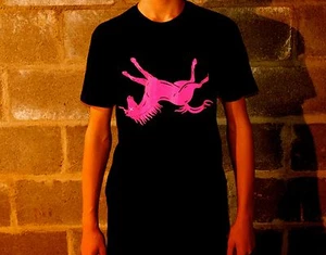 DEAD, FUCHSIA UNICORN ~ ANTI-BRAND 100% Baumwolle T-Shirt ~ SCHWARZ - Bild 1 von 3