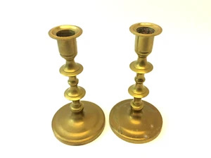 Par de candelabros a juego vintage usados de metal latón dorado diseño interior - Imagen 1 de 9