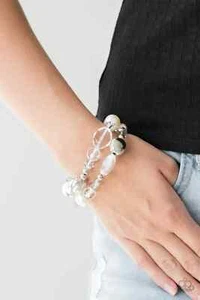 Pulsera Paparazzi - Downtown Dazzle - Perla Blanca Como Cuentas - Elástica - Imagen 1 de 2