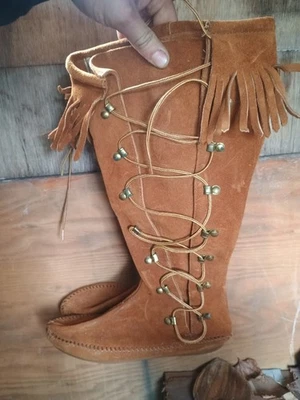 Botas mocassim Minnetonka altura do joelho com cadarços laterais e franja - Imagem 1 de 4