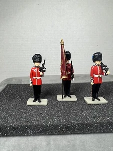 BRITAINS 40113 TROOPING the COLOUR IRISH WELSH & GRENADIER GUARDS ESCORT - Picture 1 of 11