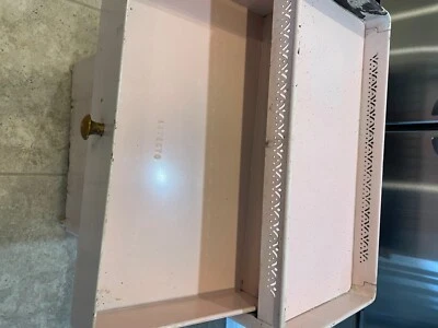 Cubo de lavandería de metal rosa Detecto le falta algo de pintura y óxido. Ht 31x10 x18,5 Foto 1 de 4