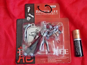 β NEW Bruce Lee Metal MASCOT FIGURE (D) PVC NUNCHAKU KEYRING BANPRESTO UK π - Picture 1 of 5