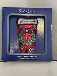 NUEVO DISEÑO ESTUDIO Regent Square Nuevo 2024 Taza de Café Rojo Monograma Árbol Adorno - Imagen 1 de 2