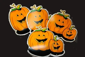 4 Vintage lächelnde Halloween Kürbis Jack O Laterne Vinyl Tischsets orange 70er Jahre - Bild 1 von 6