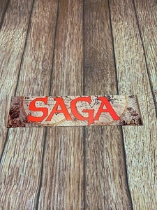ADESIVO PARAURTI VINTAGE SAGA SAGA Nuovo Vecchio Stock anni '80 Rock - Foto 1 di 5