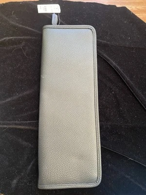 Estuche de viaje Brook’s Brothers con corbata de cuero sintético suave negro guijarro Foto 1 de 4