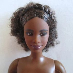 ¡NUEVO! 2022 Muñeca Caminante Inspiradora Barbie Mujer Madam CJ Curvilínea Articulada AA Desnuda - Imagen 1 de 3
