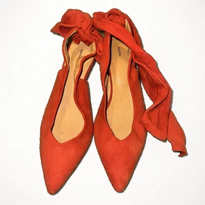 Zapatos de salón Ganni para mujer naranja de gamuza con detalles de moño talla 38 usados Foto 1 de 4