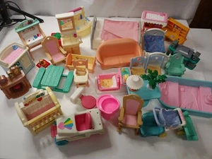 VTG Fisher Price LOVING FAMILY People Doll House Lot Furniture Bedroom Beds B4 - Picture 1 of 4