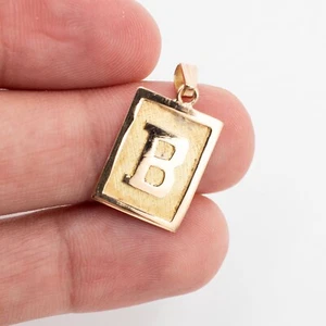 Colgante inicial rectangular "B" de oro amarillo de 18k - Imagen 1 de 6