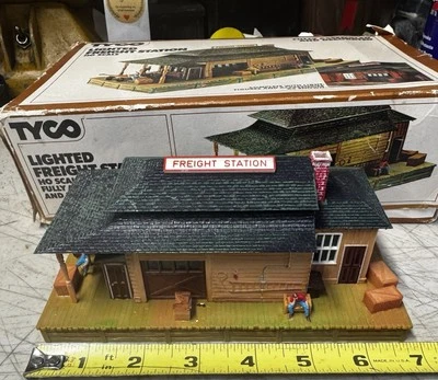 Vintage TYCO Lighted Freight Station HO Scale No 906 - Image 1 of 4