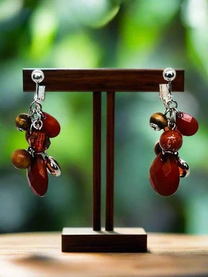 Clip on 1 3/4 银色和棕色木质塑料珠饰耳环 — 第 1/4 张图片