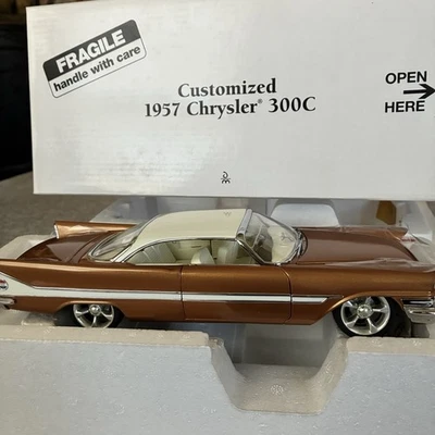 Chrysler 300C 1957 Danbury como nuevo 1:24 Sunset bronce nunca exhibido original Plástico Foto 1 de 4