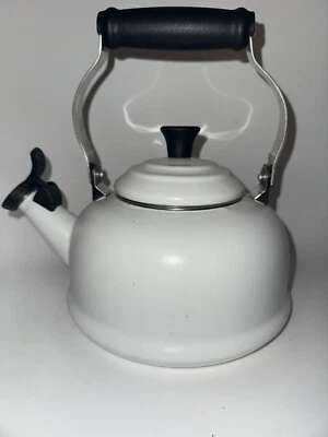Tetera Le Creuset Whistling esmalte blanco sobre acero 1,7 cuartos 1,6 litros Foto 1 de 4