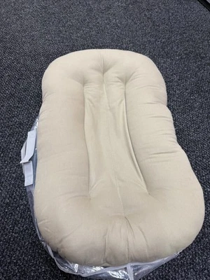 Tumbona infantil Snuggle Me de abedul orgánico  Foto 1 de 2