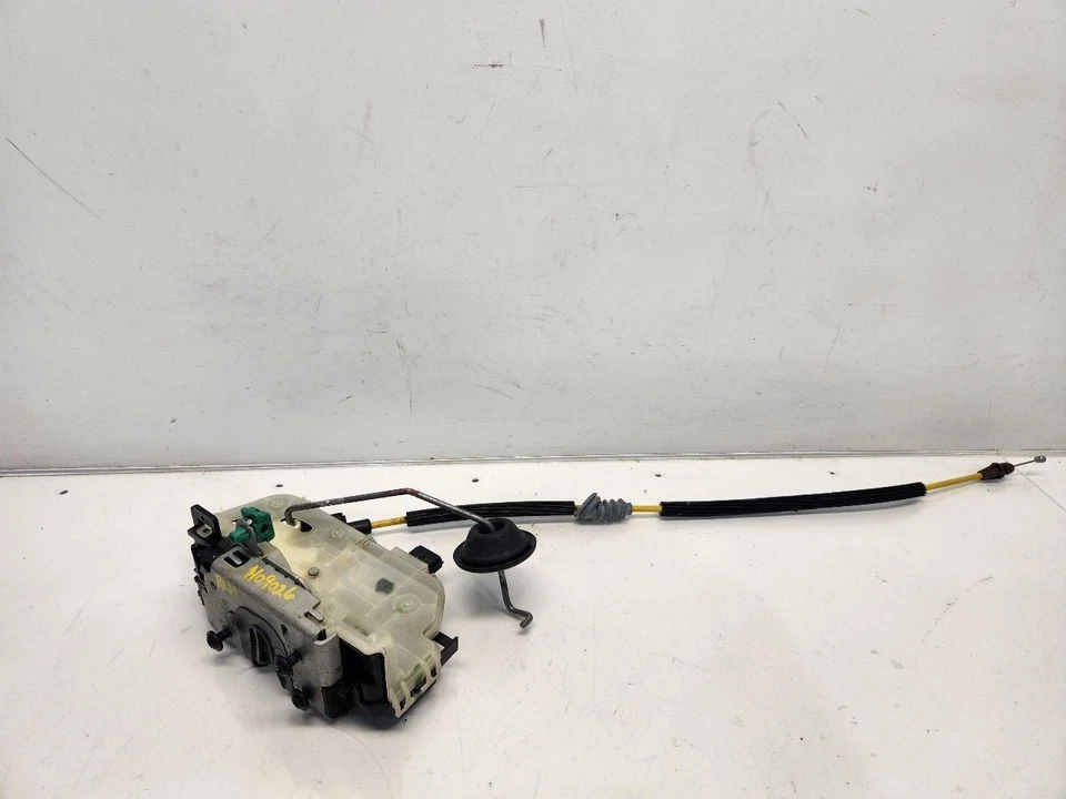 Ford Explorer XLT 2018 pestillo de puerta trasera izquierda para conductores - eléctrico con entrada sin llave Foto 1 de 4