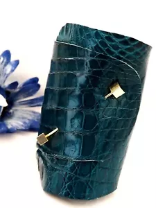 Brazalete /Pulsera en cuero ancha piel de cocodrilo en color azul cobalto - Imagen 1 de 10