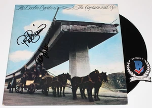 THE DOOBIE BROTHERS SIGNIERT THE CAPTAIN AND ME VINYL-SCHALLPLATTE ALBUM BECKETT COA X2 - Bild 1 von 3