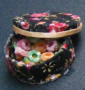 Galletas heladas escala 1:12 fijadas en una caja floral redonda casa de muñecas accesorio de comida - Imagen 1 de 7