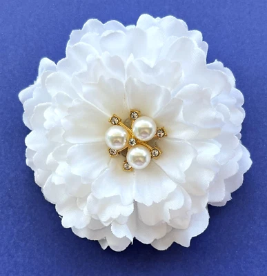 Pequeña flor de zinnia blanca pura de 2,75" con perla y estrás pinza para el cabello boda Foto 1 de 3