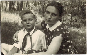 Foto soviética de 1960 hermosa joven rusa con hijo pionero - Imagen 1 de 1