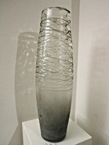 Vecchio vaso in vetro in parte filato con fili di vetro, in parte satinato - Foto 1 di 6