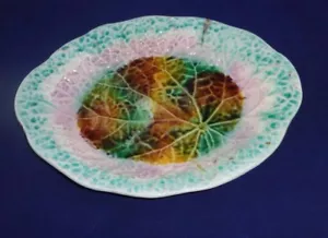 EXTRA LARGE ANTIQUE 5 COLOR MAJOLICA BEGONIA LEAF PLATE - EXCELLENT CONDITION - Picture 1 of 4